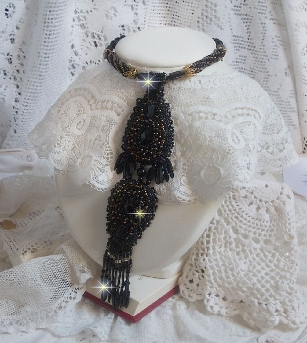 Pingente Black Habit Pendant bordado com pedras redondas de ónix, pingentes facetados, contas de cilindro facetadas, facetas e contas de sementes de qualidade