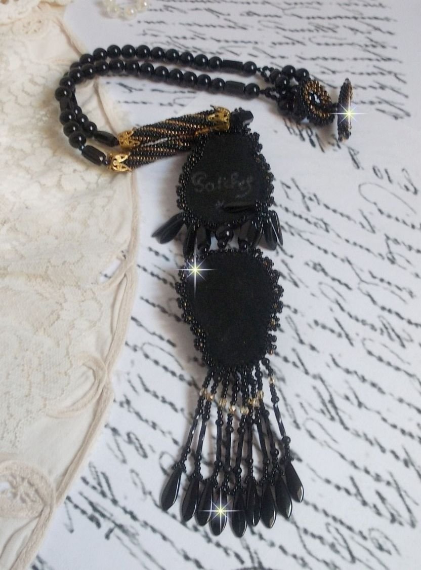 Pingente Black Habit Pendant bordado com pedras redondas de ónix, pingentes facetados, contas de cilindro facetadas, facetas e contas de sementes de qualidade