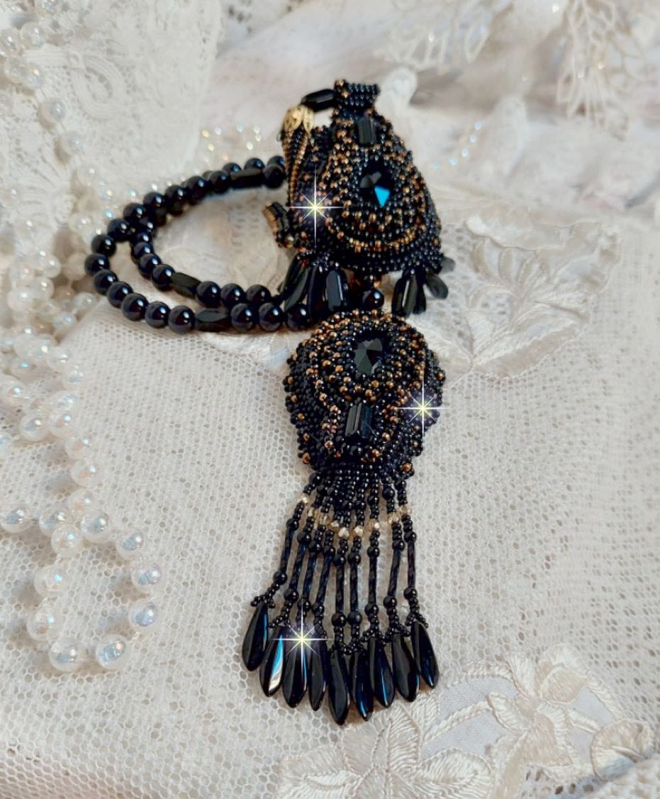 Pingente Black Habit Pendant bordado com pedras redondas de ónix, pingentes facetados, contas de cilindro facetadas, facetas e contas de sementes de qualidade