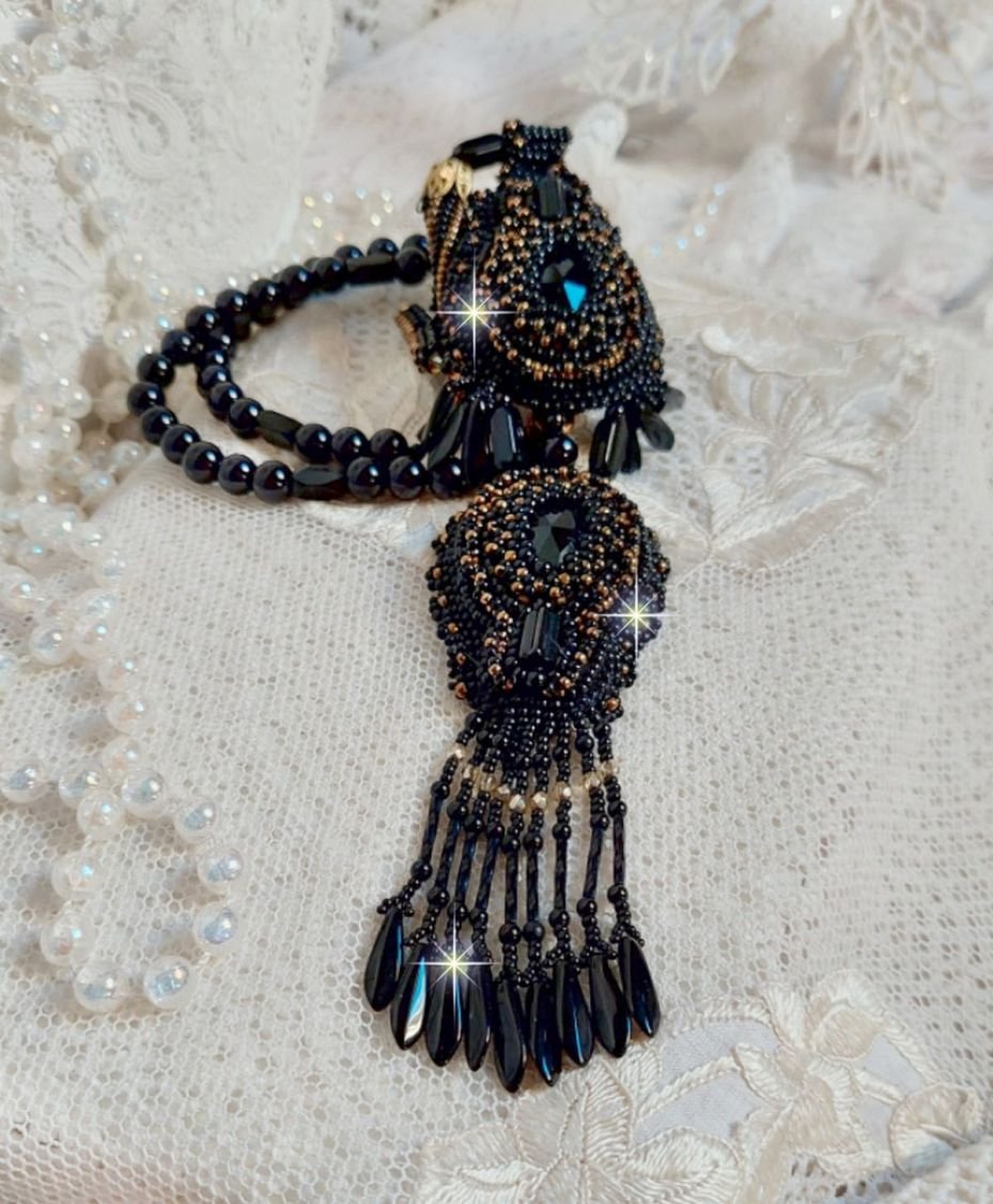 Pingente Black Habit Pendant bordado com pedras redondas de ónix, pingentes facetados, contas de cilindro facetadas, facetas e contas de sementes de qualidade
