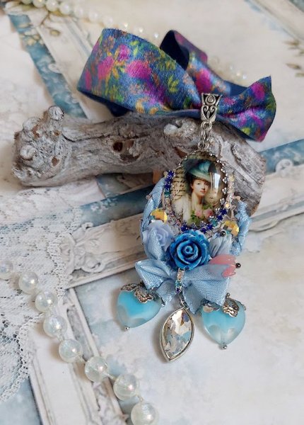 Pendentif Infiniment Bleut&eacute; cr&eacute;&eacute; avec fleurs synth&eacute;tiques, r&eacute;sine, cabochon verre, ruban velours et perles Cristal Swarovski