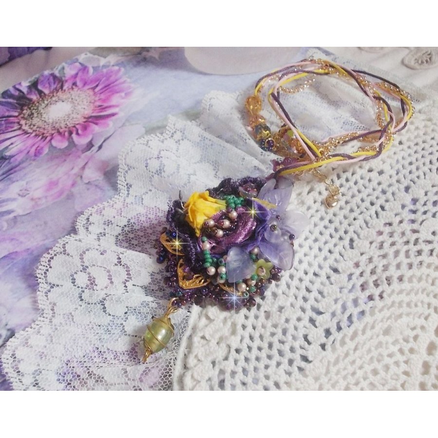 Pingente Lady Romantic bordado com renda roxa, acessórios banhados a ouro, contas de sementes Miyuki, contas de várias qualidades