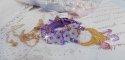 Colar pendente Laureline bordado com algodão DMC roxo, cristais Swarovski e flores foscas.