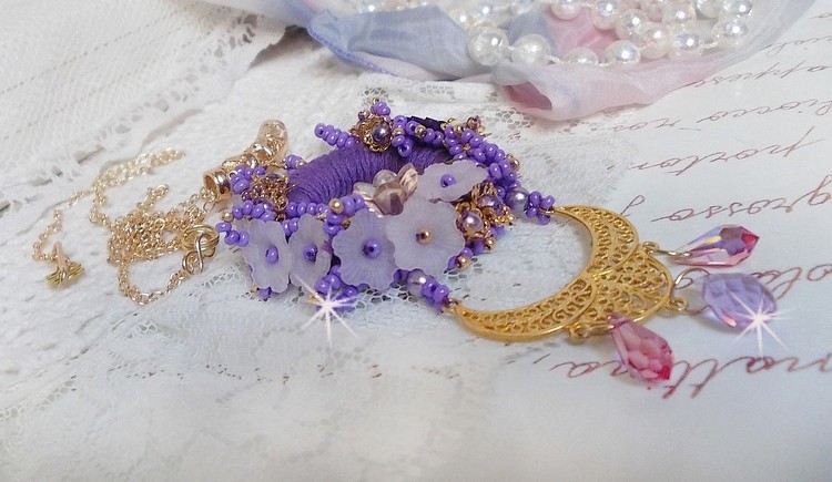 Colar pendente Laureline bordado com algodão DMC roxo, cristais Swarovski e flores foscas.