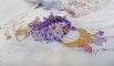 Colar pendente Laureline bordado com algodão DMC roxo, cristais Swarovski e flores foscas.