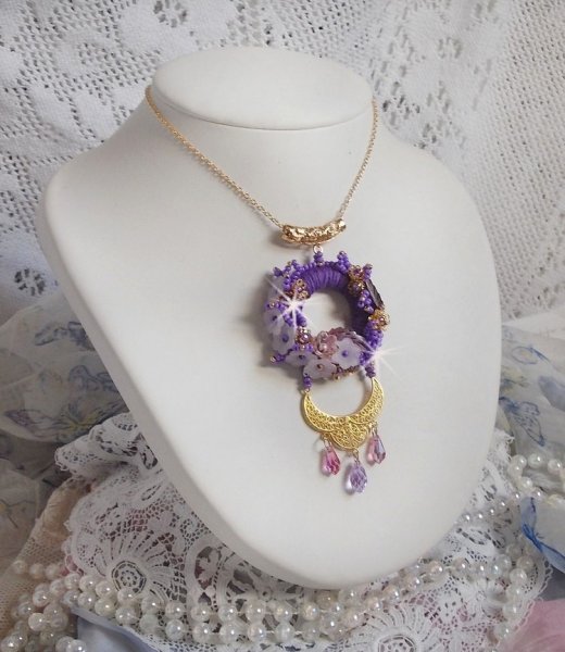 Colar pendente Laureline bordado com algod&atilde;o DMC roxo, cristais Swarovski e flores foscas.