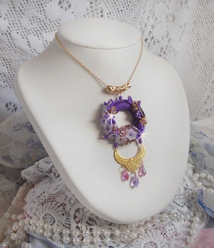Colar pendente Laureline bordado com algodão DMC roxo, cristais Swarovski e flores foscas.
