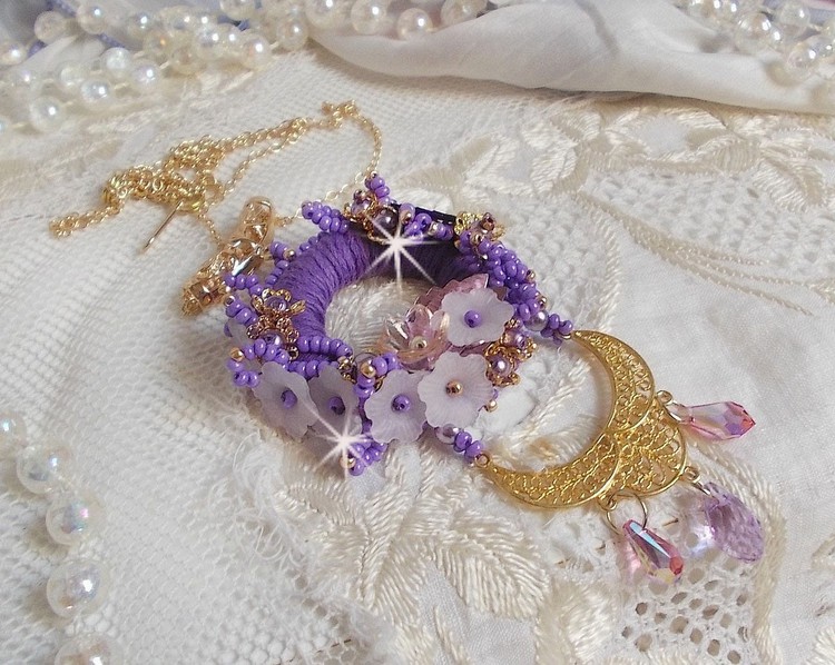 Colar pendente Laureline bordado com algodão DMC roxo, cristais Swarovski e flores foscas.