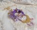 Colar pendente Laureline bordado com algodão DMC roxo, cristais Swarovski e flores foscas.