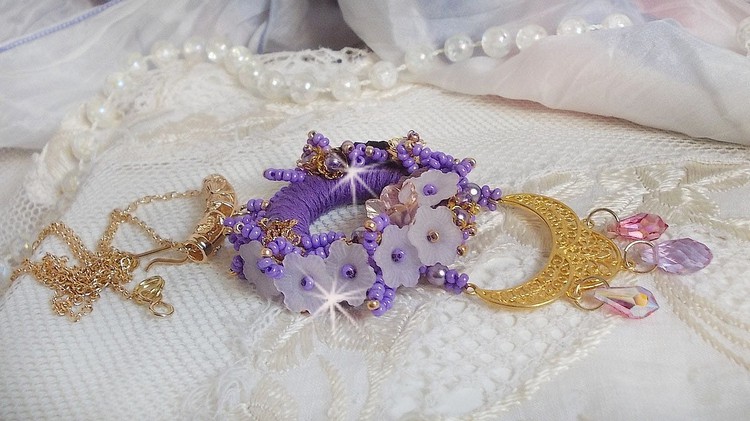 Colar pendente Laureline bordado com algodão DMC roxo, cristais Swarovski e flores foscas.