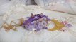 Colar pendente Laureline bordado com algodão DMC roxo, cristais Swarovski e flores foscas.