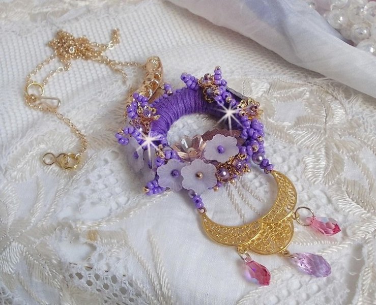 Colar pendente Laureline bordado com algodão DMC roxo, cristais Swarovski e flores foscas.