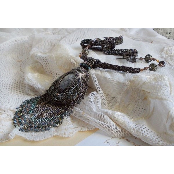 Pingente Picasso Marrom Longo Bordado com Picasso Jasper, missangas Miyuki e Toho, Cristais Swarovski e facetas de vidro Bo&eacute;mio