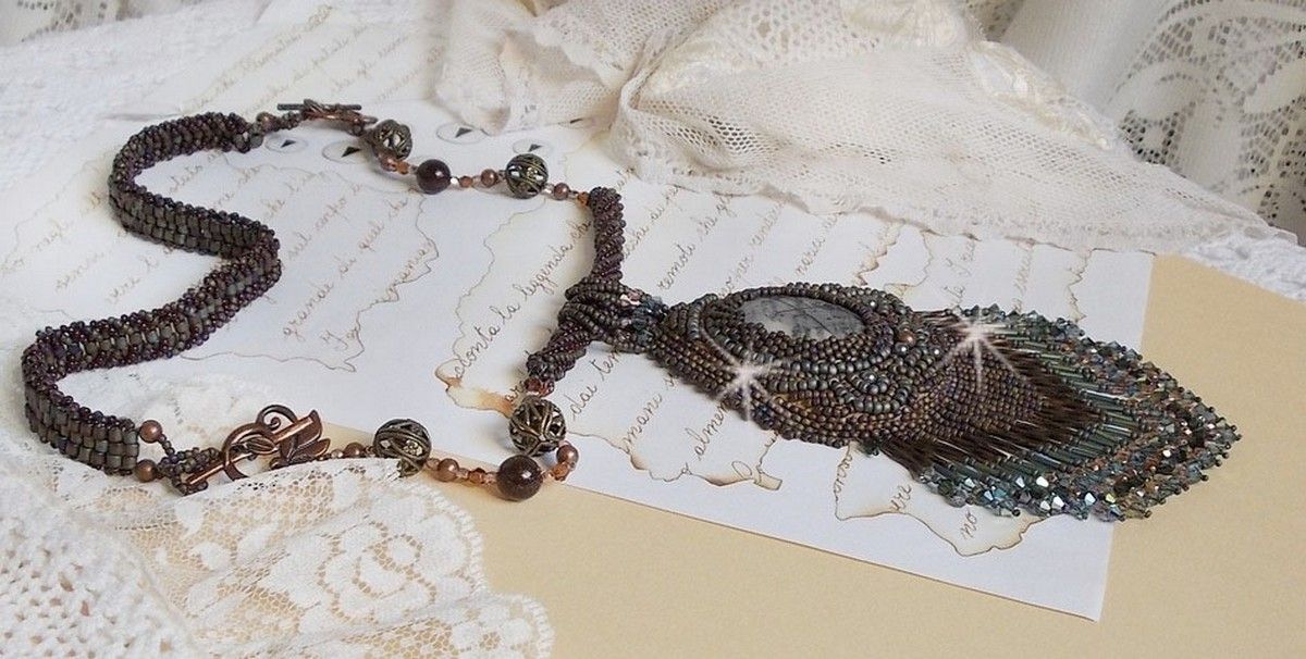 Pingente Picasso Marrom Longo Bordado com Picasso Jasper, missangas Miyuki e Toho, Cristais Swarovski e facetas de vidro Boémio