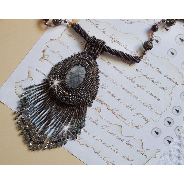 Pingente Picasso Marrom Longo Bordado com Picasso Jasper, missangas Miyuki e Toho, Cristais Swarovski e facetas de vidro Bo&eacute;mio