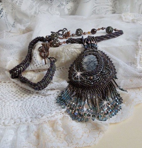 Pingente Picasso Marrom Longo Bordado com Picasso Jasper, missangas Miyuki e Toho, Cristais Swarovski e facetas de vidro Bo&eacute;mio