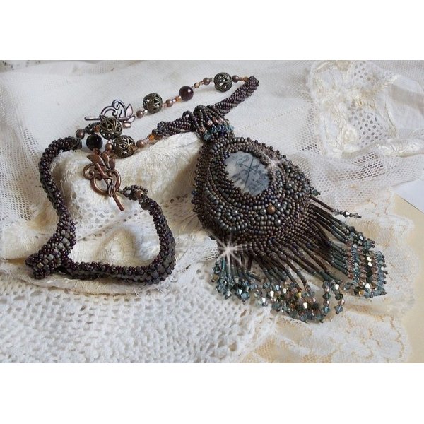 Pingente Picasso Marrom Longo Bordado com Picasso Jasper, missangas Miyuki e Toho, Cristais Swarovski e facetas de vidro Bo&eacute;mio