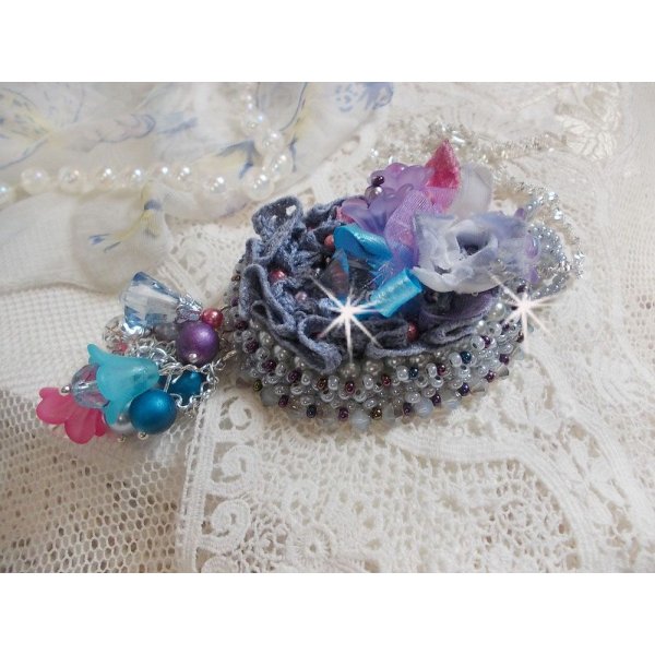 Mademoiselle Bluse Haute-Couture pingente bordado com cristais Swarovski, flores de resina, contas de pérolas, contas de sementes e uma corrente de prata 925