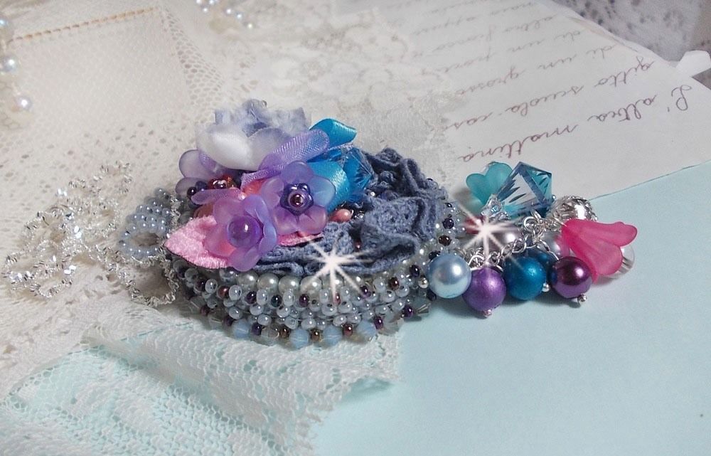 Mademoiselle Bluse Haute-Couture pingente bordado com cristais Swarovski, flores de resina, contas de pérolas, contas de sementes e uma corrente de prata 925