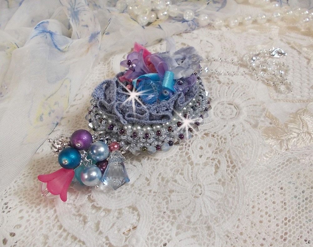 Mademoiselle Bluse Haute-Couture pingente bordado com cristais Swarovski, flores de resina, contas de pérolas, contas de sementes e uma corrente de prata 925