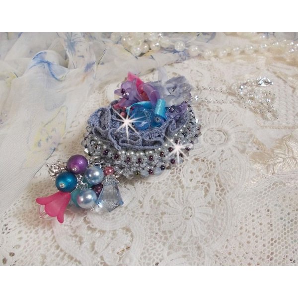 Mademoiselle Bluse Haute-Couture pingente bordado com cristais Swarovski, flores de resina, contas de pérolas, contas de sementes e uma corrente de prata 925