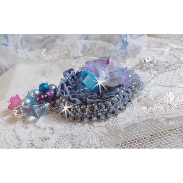 Mademoiselle Bluse Haute-Couture pingente bordado com cristais Swarovski, flores de resina, contas de pérolas, contas de sementes e uma corrente de prata 925