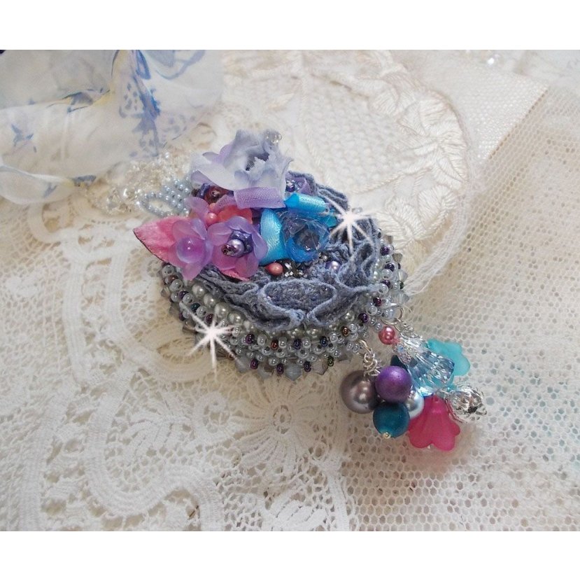 Mademoiselle Bluse Haute-Couture pingente bordado com cristais Swarovski, flores de resina, contas de pérolas, contas de sementes e uma corrente de prata 925