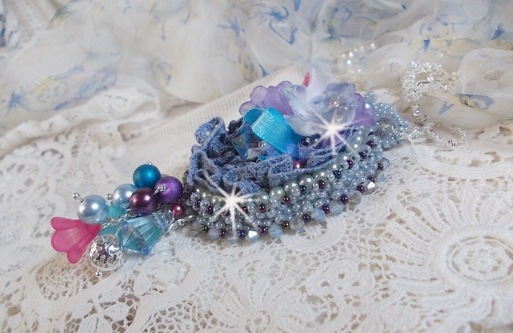Mademoiselle Bluse Haute-Couture pingente bordado com cristais Swarovski, flores de resina, contas de pérolas, contas de sementes e uma corrente de prata 925