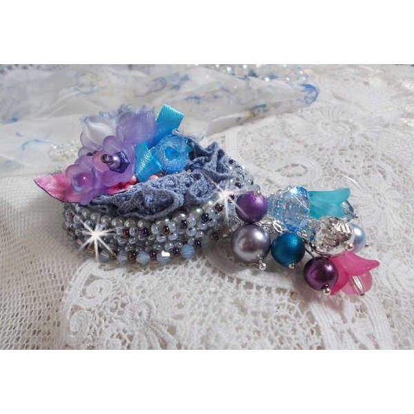 Mademoiselle Bluse Haute-Couture pingente bordado com cristais Swarovski, flores de resina, contas de pérolas, contas de sementes e uma corrente de prata 925