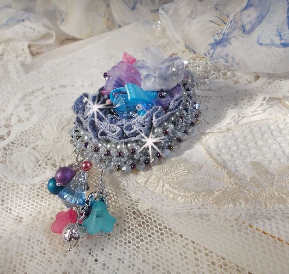 Mademoiselle Bluse Haute-Couture pingente bordado com cristais Swarovski, flores de resina, contas de pérolas, contas de sementes e uma corrente de prata 925