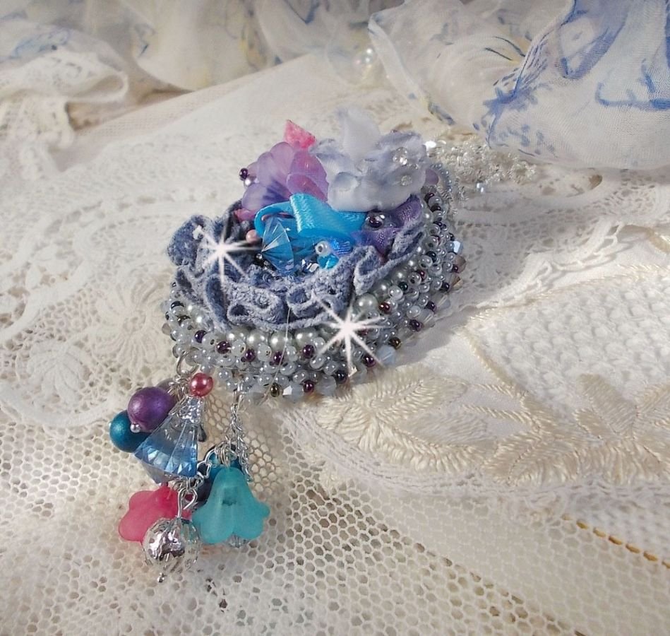 Mademoiselle Bluse Haute-Couture pingente bordado com cristais Swarovski, flores de resina, contas de pérolas, contas de sementes e uma corrente de prata 925