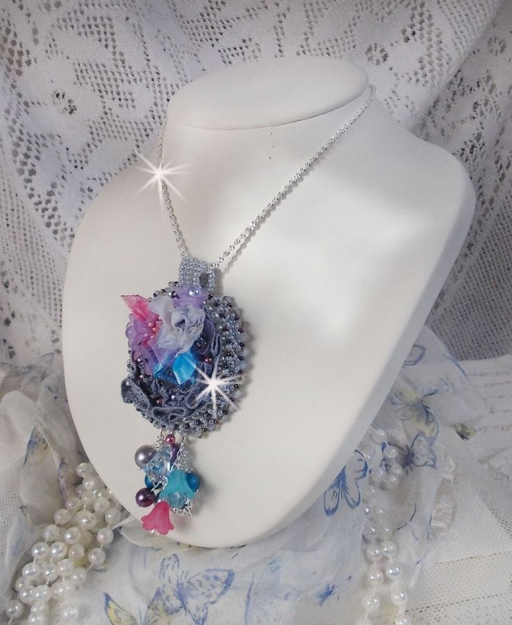 Mademoiselle Bluse Haute-Couture pingente bordado com cristais Swarovski, flores de resina, contas de pérolas, contas de sementes e uma corrente de prata 925