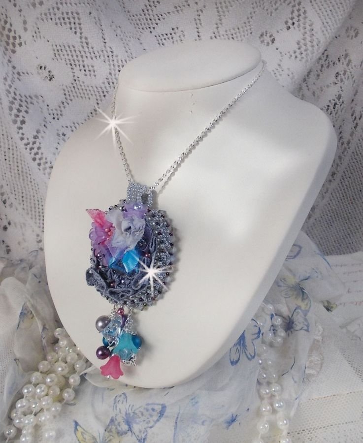 Mademoiselle Bluse Haute-Couture pingente bordado com cristais Swarovski, flores de resina, contas de pérolas, contas de sementes e uma corrente de prata 925