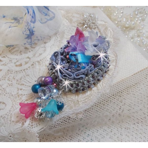 Mademoiselle Bluse Haute-Couture pingente bordado com cristais Swarovski, flores de resina, contas de p&eacute;rolas, contas de sementes e uma corrente de prata 925