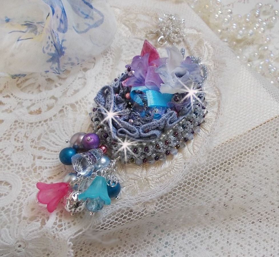 Mademoiselle Bluse Haute-Couture pingente bordado com cristais Swarovski, flores de resina, contas de pérolas, contas de sementes e uma corrente de prata 925