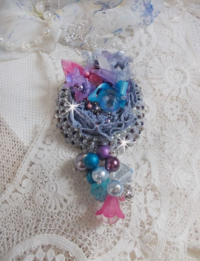 Mademoiselle Bluse Haute-Couture pingente bordado com cristais Swarovski, flores de resina, contas de pérolas, contas de sementes e uma corrente de prata 925