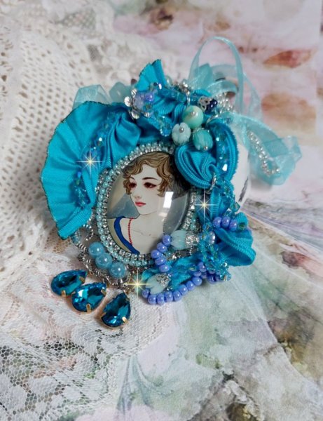Pendentif Mademoiselle au style r&eacute;tro avec cabochon d&rsquo;une femme souriante, orn&eacute; d&rsquo;un ruban de soie Bleu, cristaux, perles verre : rocailles et roses, coupelles et cha&icirc;ne Argent 925/1000