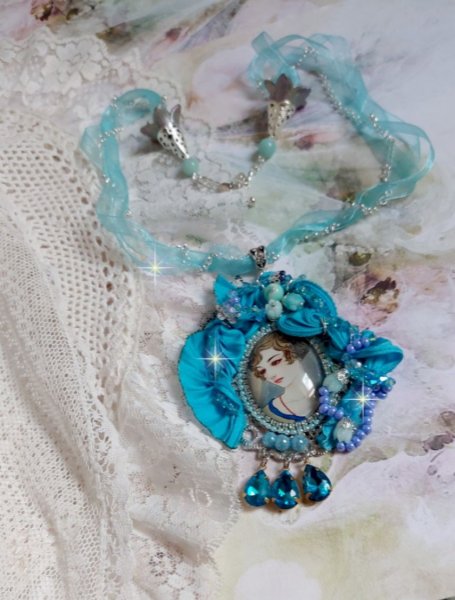 Pendentif Mademoiselle au style r&eacute;tro avec cabochon d&rsquo;une femme souriante, orn&eacute; d&rsquo;un ruban de soie Bleu, cristaux, perles verre : rocailles et roses, coupelles et cha&icirc;ne Argent 925/1000