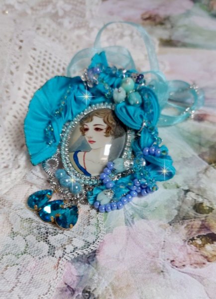 Pendentif Mademoiselle au style r&eacute;tro avec cabochon d&rsquo;une femme souriante, orn&eacute; d&rsquo;un ruban de soie Bleu, cristaux, perles verre : rocailles et roses, coupelles et cha&icirc;ne Argent 925/1000