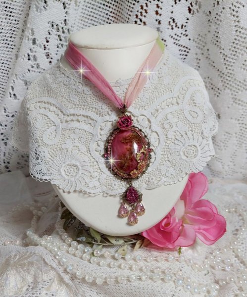 Pendentif Pampelone Fuchsia Haute Couture avec un cabochon artisanal et feuilles d&rsquo;or, orn&eacute; de strass, cristaux Roses, rose en r&eacute;sine, breloques, entretoises dentelles, Murano et ruban de soie