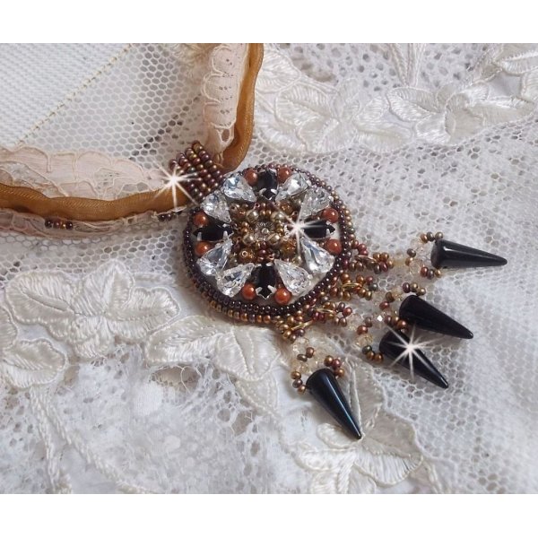 Pendentif Pampilles Amber brod&eacute; avec des Cristaux de Swarovski, des facettes Antique, des spikes noires, une estampe dor&eacute;e filigran&eacute;e, des rocailles et de la dentelle ancienne