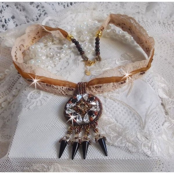 Pendentif Pampilles Amber brod&eacute; avec des Cristaux de Swarovski, des facettes Antique, des spikes noires, une estampe dor&eacute;e filigran&eacute;e, des rocailles et de la dentelle ancienne