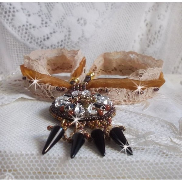 Pendentif Pampilles Amber brod&eacute; avec des Cristaux de Swarovski, des facettes Antique, des spikes noires, une estampe dor&eacute;e filigran&eacute;e, des rocailles et de la dentelle ancienne