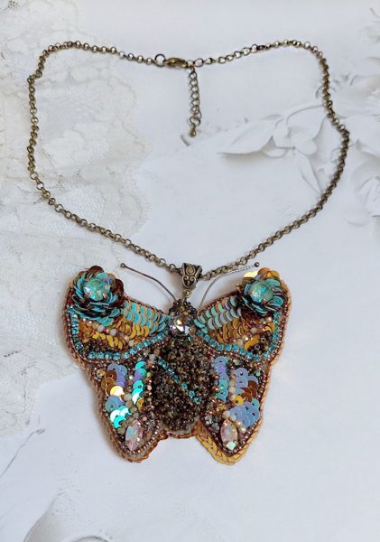 Pendentif Papillon Sauvage Ombr&eacute; brod&eacute; avec rocailles, sequins, strass et perles Cristal Swarovski