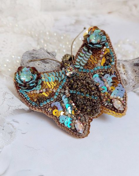Pendentif Papillon Sauvage Ombr&eacute; brod&eacute; avec rocailles, sequins, strass et perles Cristal Swarovski