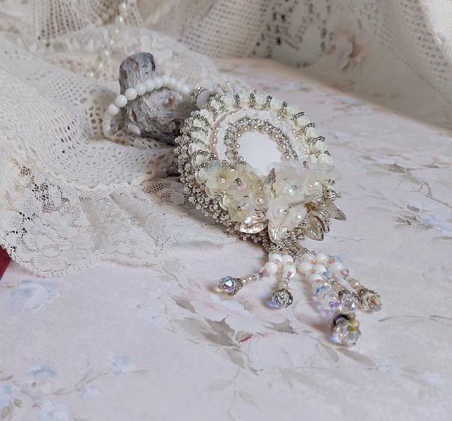 Pendentif Nuages Blancs brod&eacute; avec fleurs en r&eacute;sine, cabochon verre, perles de Jade, dentelle et perles cristal Swarovski