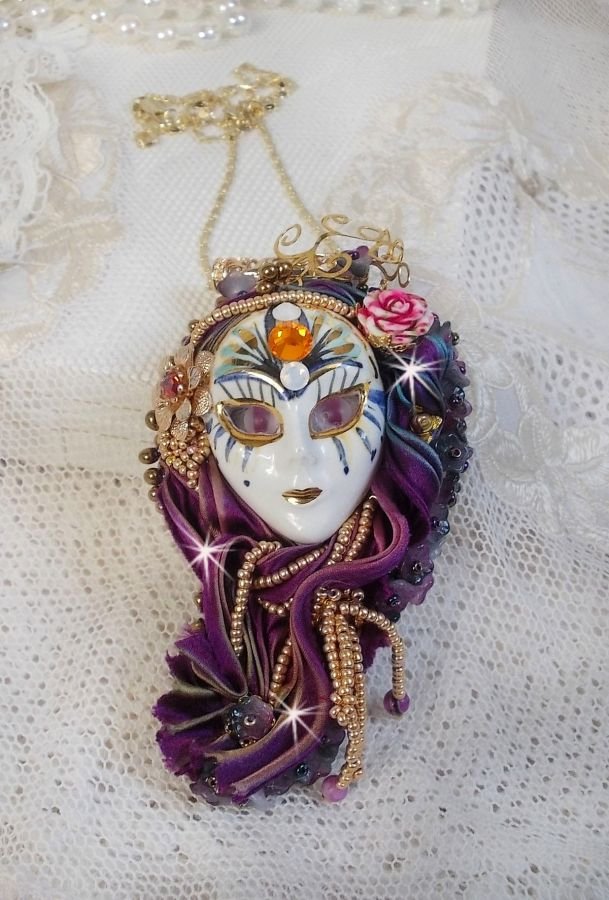La Passionnée de Venise pingente bordado com fita de seda Shibori, missangas semipreciosas Sugilite, cristais e missangas diversas
