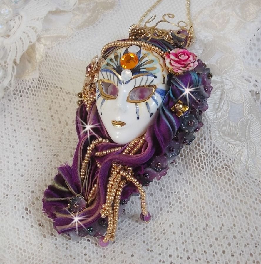 La Passionnée de Venise pingente bordado com fita de seda Shibori, missangas semipreciosas Sugilite, cristais e missangas diversas