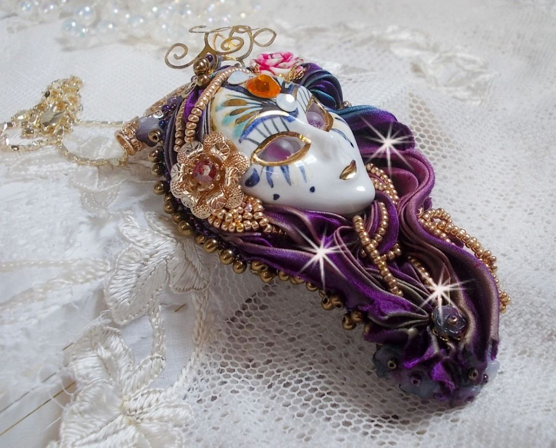 La Passionnée de Venise pingente bordado com fita de seda Shibori, missangas semipreciosas Sugilite, cristais e missangas diversas