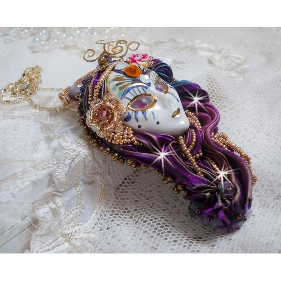 La Passionnée de Venise pingente bordado com fita de seda Shibori, missangas semipreciosas Sugilite, cristais e missangas diversas